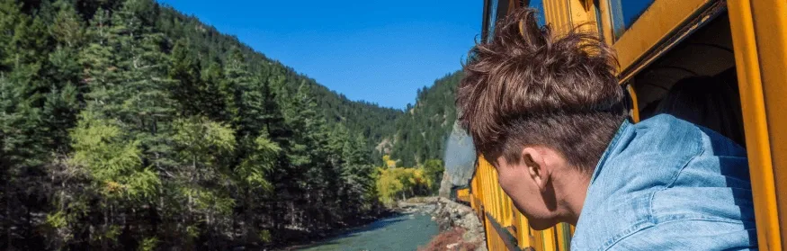 Train régional traversant le Jura - micro-aventure randonnée et lacs en train